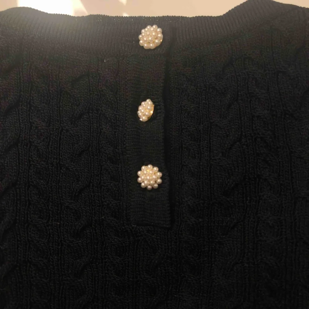 Söt topp från Zara ✨💫 I fint mönster och detaljerad med tre knappar på tröjans baksida. Aldrig använd och därför 10/10 i skick! 💕👊🏼  . Toppar.