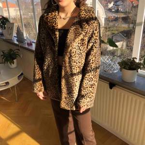Snygg och mysig vintage leopard jacka i superbra skick! Passar typ S/M. Köpare betalar frakt✨✨