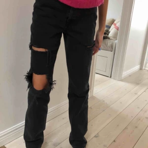  - Nya raka långa jeans med lapparna kvar! Från zara 650kr! Strl 32 mer som en 34 skulle jag säga. (Slutsålda på hemsidan kommer ej tillbaks.)
