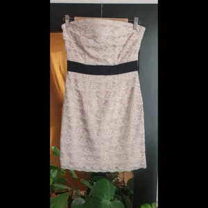 Beige/svart festklänning  - Axelbandslös klänning, perfekt för sommarens fester ☀️🥂 säljes för att den tyvärr har blivit för liten! Frakt tillkommer! 