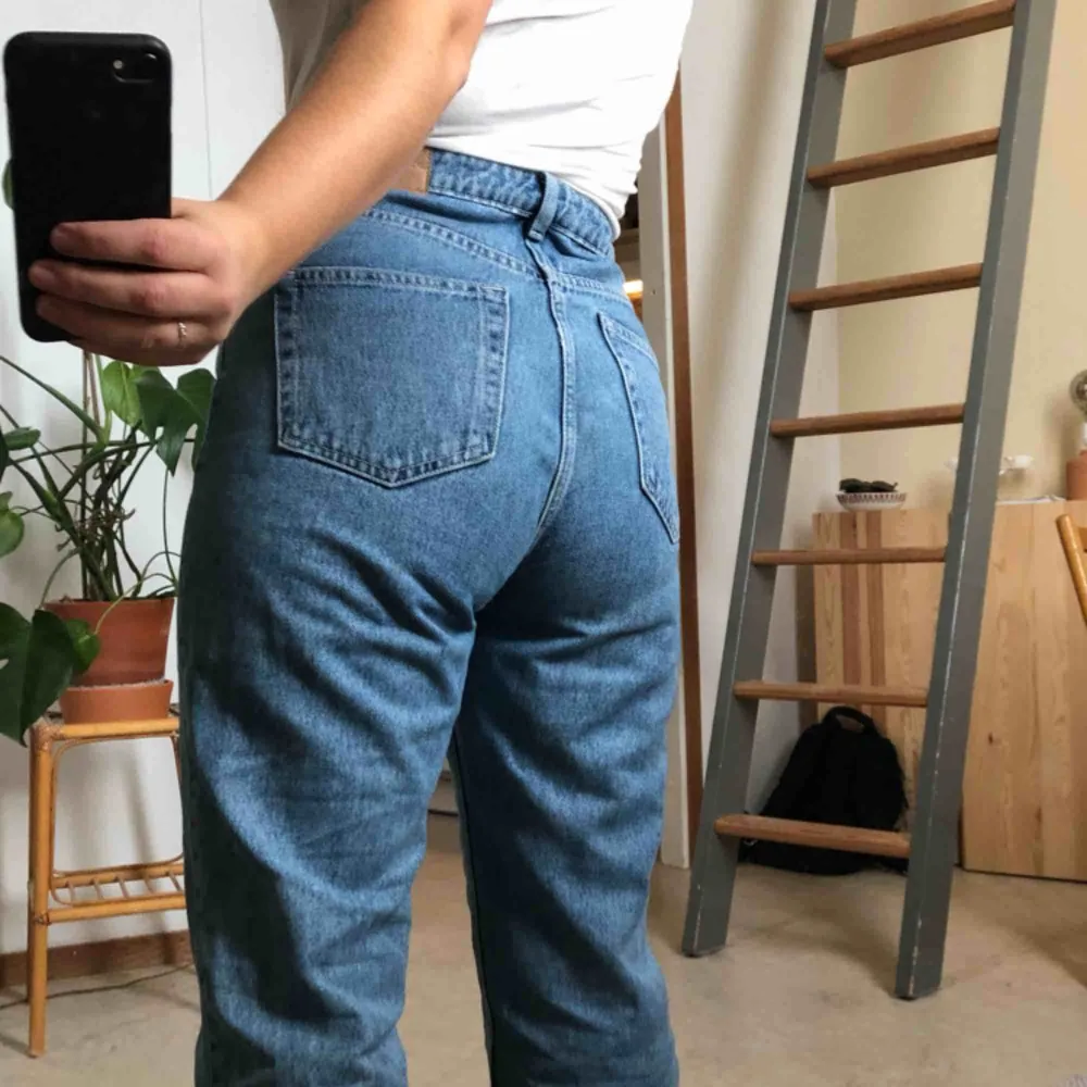 Weekday jeans modell Row i stl 27  Super fint skick!   Frakt tillkommer 🐋. Jeans & Byxor.