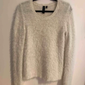 Vit fluffig tröja - Superskön vit fluffig tröja! Sällan använd så den är i väldigt bra skick💕💕