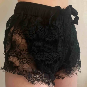  - svarta spets shorts, mycket stretch gissar på storlek Small