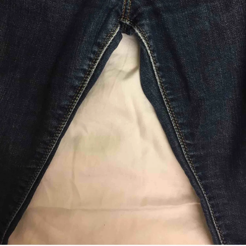 471 slim fit Levi’s jeans I storlek 29x32. Men tycker dom är lite små i storleken. 149kr plus 60kr frakt. Prutat och klart . Jeans & Byxor.