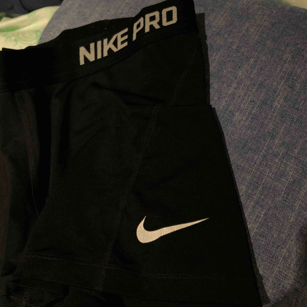 Ett par Nike tränings shorts. Använda och Nike märket har börja röja ut sig. Kontakta för intresse:). Shorts.