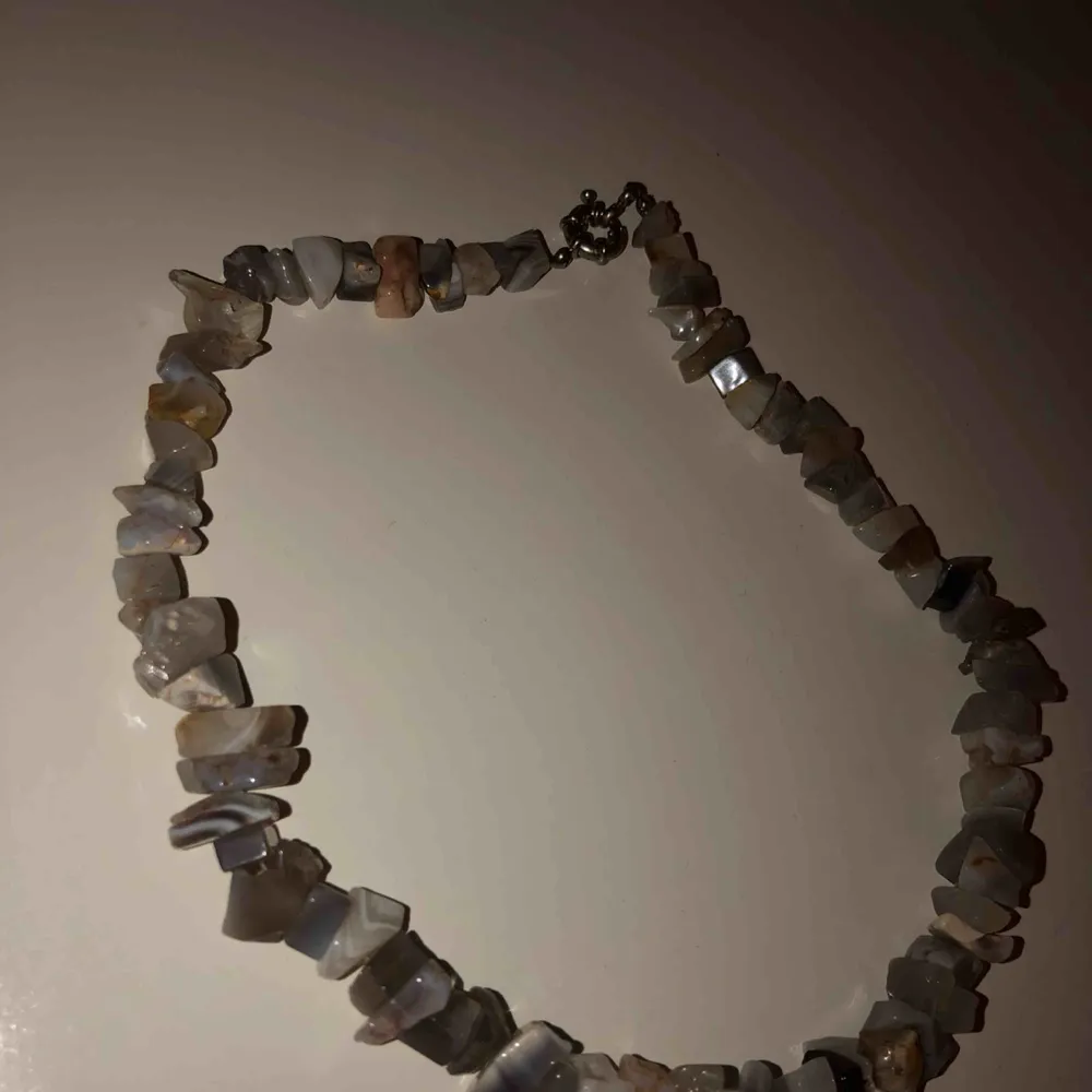 Ett jätte vackert halsband från Grekland med fina stenar köpt ett år sedan men aldrig använt!. Accessoarer.