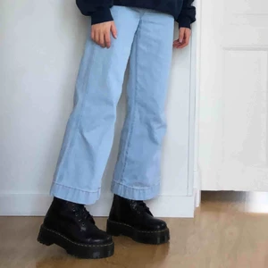  - Nya Dr martens Jadon i stl 39! Endast använda en eftermiddag så i totalt nyskick. Nypris 2200:- .Säljer pga köpte fel storlek🤍 Frakt är inkluderat i priset!  (120kr)