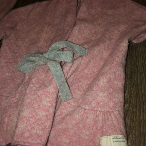  - Detta är en rosa/vit stickad kofta, köpt för tre år sen men använd bara 4 gånger är i jätte bra skick!