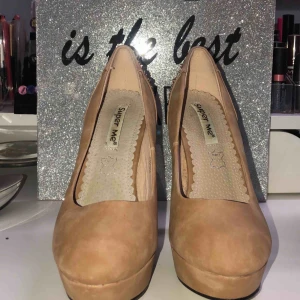  - Klackskor i stl 36 endast använda 1 gång, klackhöjd 12cm, köparen står för frakt.