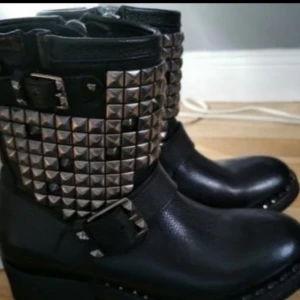  - Säljer mina äkta ashboots med nitar. aldrig använda. Säljer pga för stor storlek. Jag står för frakten.  Nypris: 4000:-
