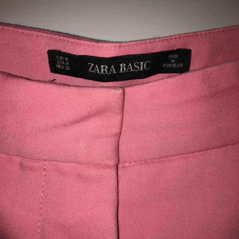 Så söta byxor från Zara, använda typ 3 ggr, behöver bara strykas lite haha Möts i Stockholm annars står köparen för frakt ;). Jeans & Byxor.
