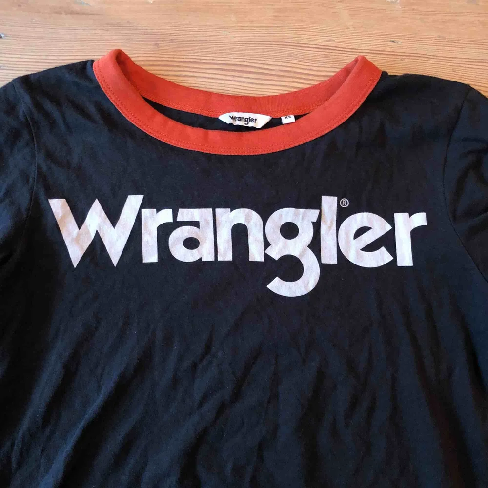 Säljer denna t shirt från Wrangler i nyskick, endast använd en gång, jätteskön och stretchig i materialet. Kan mötas upp i Umeå eller så kan jag skicka den men då står köparen för frakten☺️. T-shirts.