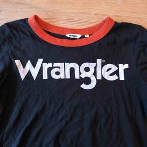 Säljer denna t shirt från Wrangler i nyskick, endast använd en gång, jätteskön och stretchig i materialet. Kan mötas upp i Umeå eller så kan jag skicka den men då står köparen för frakten☺️