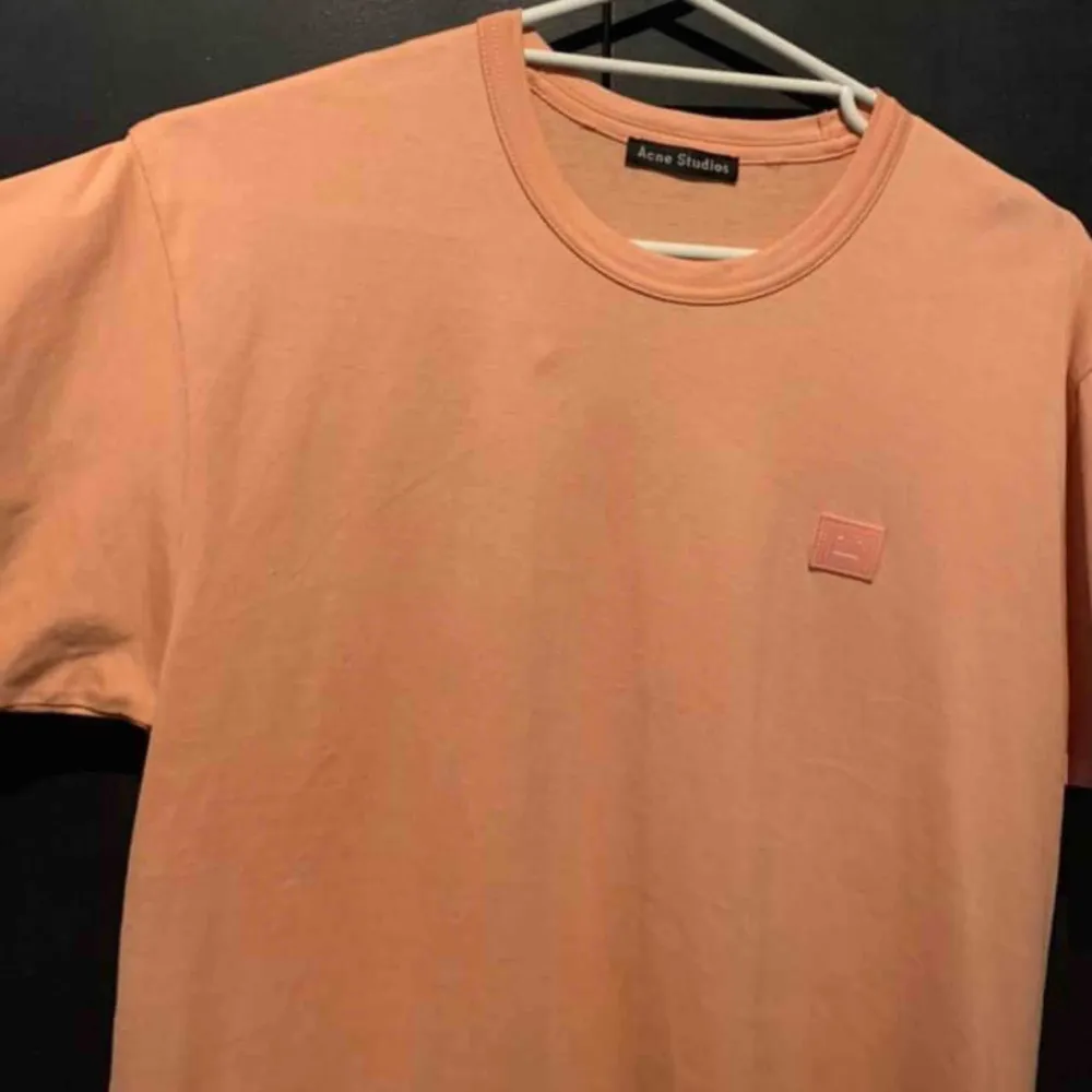 Säljer Acne Studios t-shirt i storlek XS men passar även S. Oanvänd, nyskick. Nypris är 1100kr men säljer för 450kr 🤩. T-shirts.