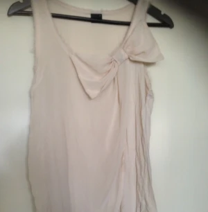  - Sött, draperat linne från Gina tricot. 