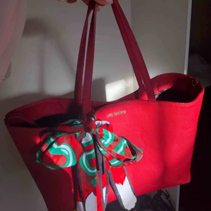  - Shoppingväska från Love Moschino, kan användas på två sätt som visat på bilderna. Få slitagemärken, i övrigt bra skick. Nypris ca 2000:-