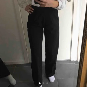 - Säljer dessa svarta kostym byxor, dem är köpta här på plick (lånade bilder från förra ägaren) men de var för långa för mig. 