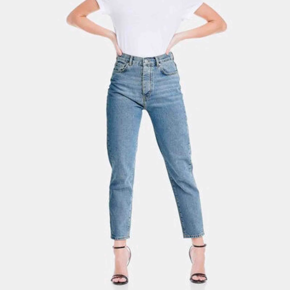mom jeans från bikbok💓 fin kvalitet!. Jeans & Byxor.