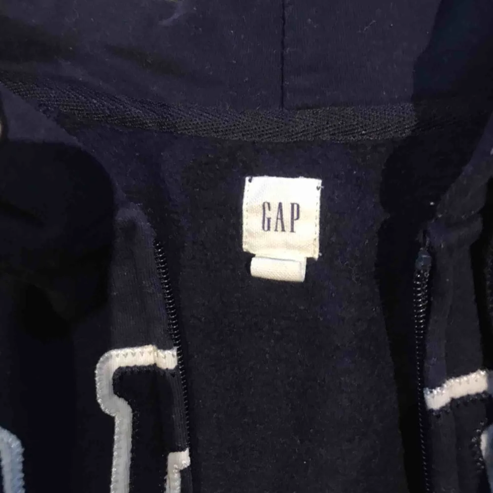 Storlek S. GAP hoodie med dragkedja. Marinblå färg, använd kanske 4 ggr. Väldigt bra skick. Köparen står för frakt. Hoodies.