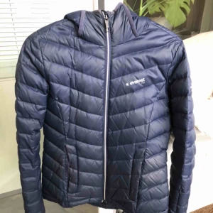  - Everest dunjacka i marinblå i stl 36! Nypris 1500, säljer för 400. Kan skicka mot att köpares betalar frakt:)