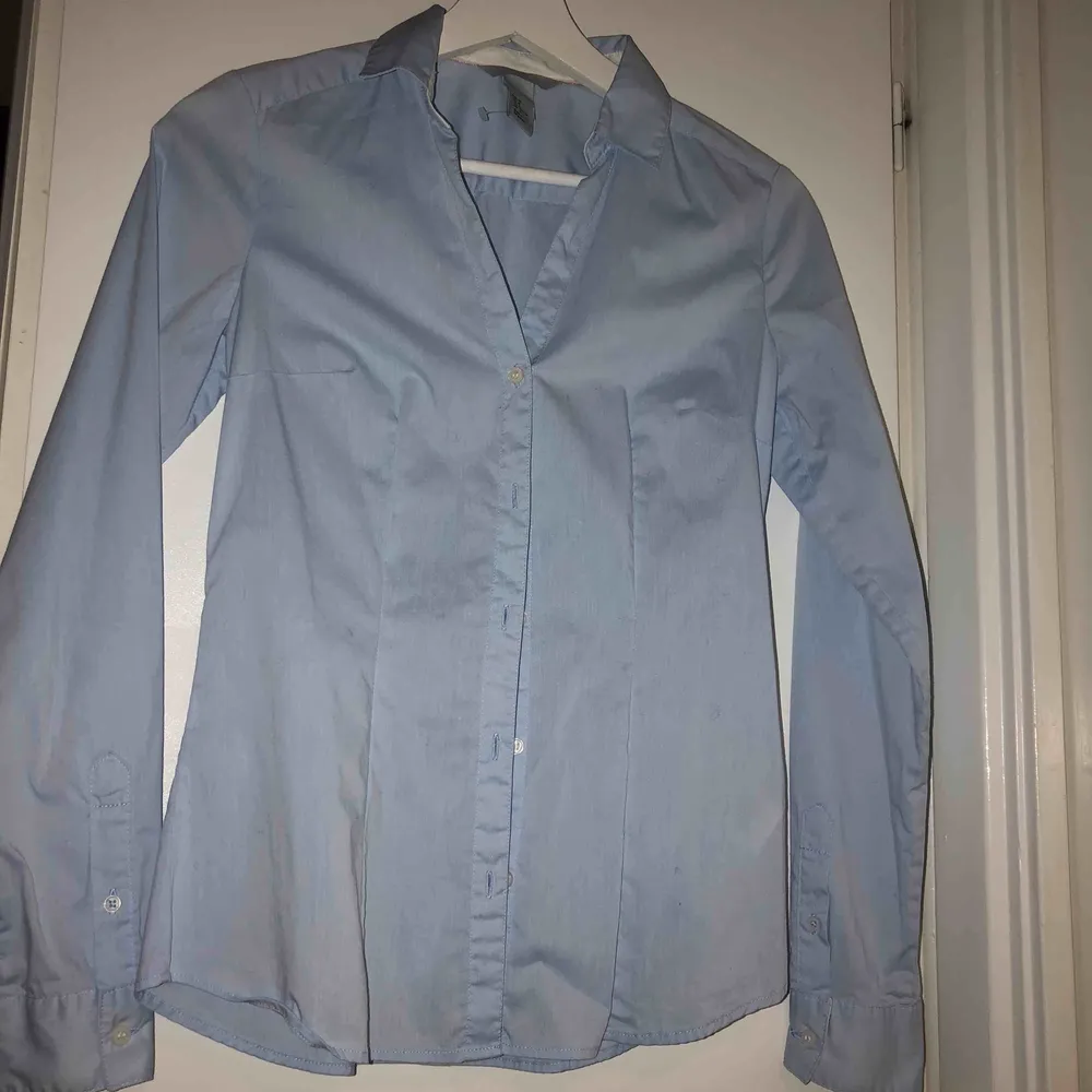 Ljusblå skjorta från H&M i storlek 36, endast testad. . Skjortor.