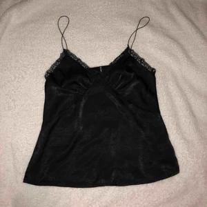  - Ett pösigt ”silkes” linne från Stradivarius, storlek S.