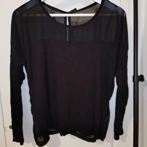 Svart topp  - See through axlar och armar, använd fåtal gånger. Från Gina Tricot, strl M