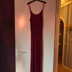  - Aldrig använd lång klänning. Stretchigt material.  Betala gärna med swish. Samfraktar om du vill köpa någon annan vara. 35 kr frakt.