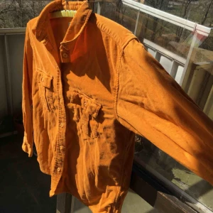  - Peak performance orange manchester skjorta. Bud gället vid stort intresse. Köpare betalar frakt pris. Skriv om ni undrar någonting 🥰