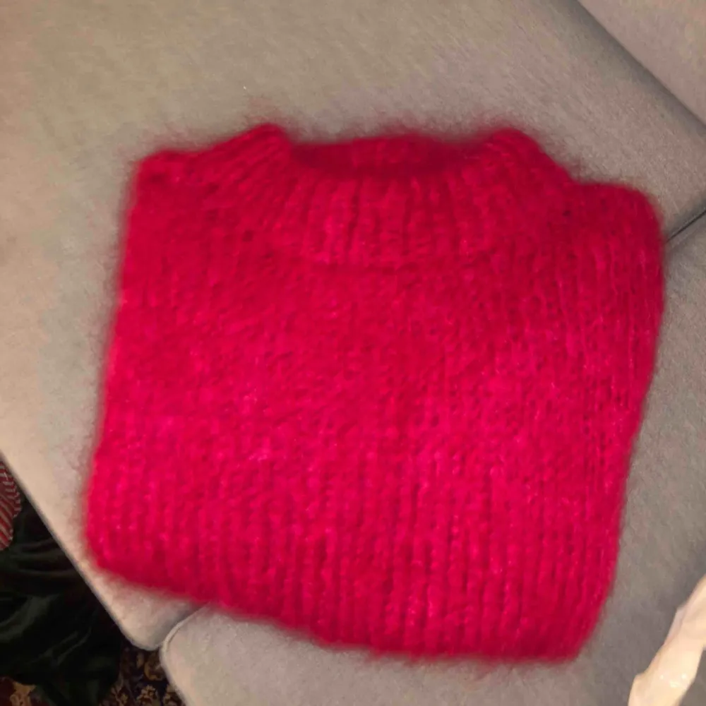Stickad tröja i en väldigt cool rosa färg (lyckas inte fånga den på bild). Står inte vilket märke det eller eller vilken storlek. Jag köpte den på humana och skulle gissa att den är i storlek s eller m. Fint skick!. Stickat.