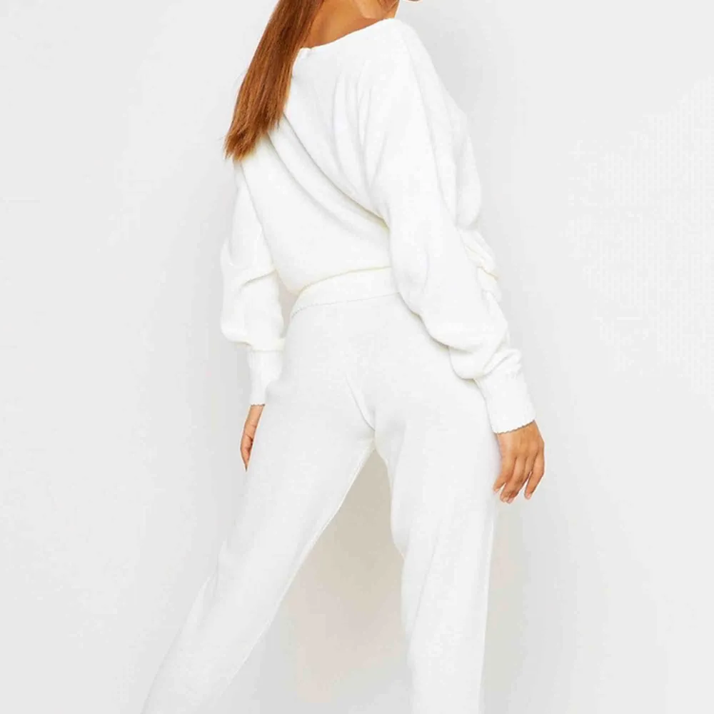 Stickad mysset i vit! Säljer både tröjan och byxorna som ett set. Aldrig använt ⭐️ Köparen står för frakten. Stickat.
