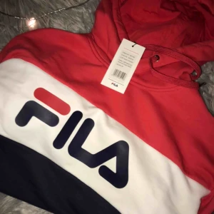  - Lägger upp igen pga att köparen ändrade sig. Säljes pga att jag gillar med oversize än vad den satt på mig.