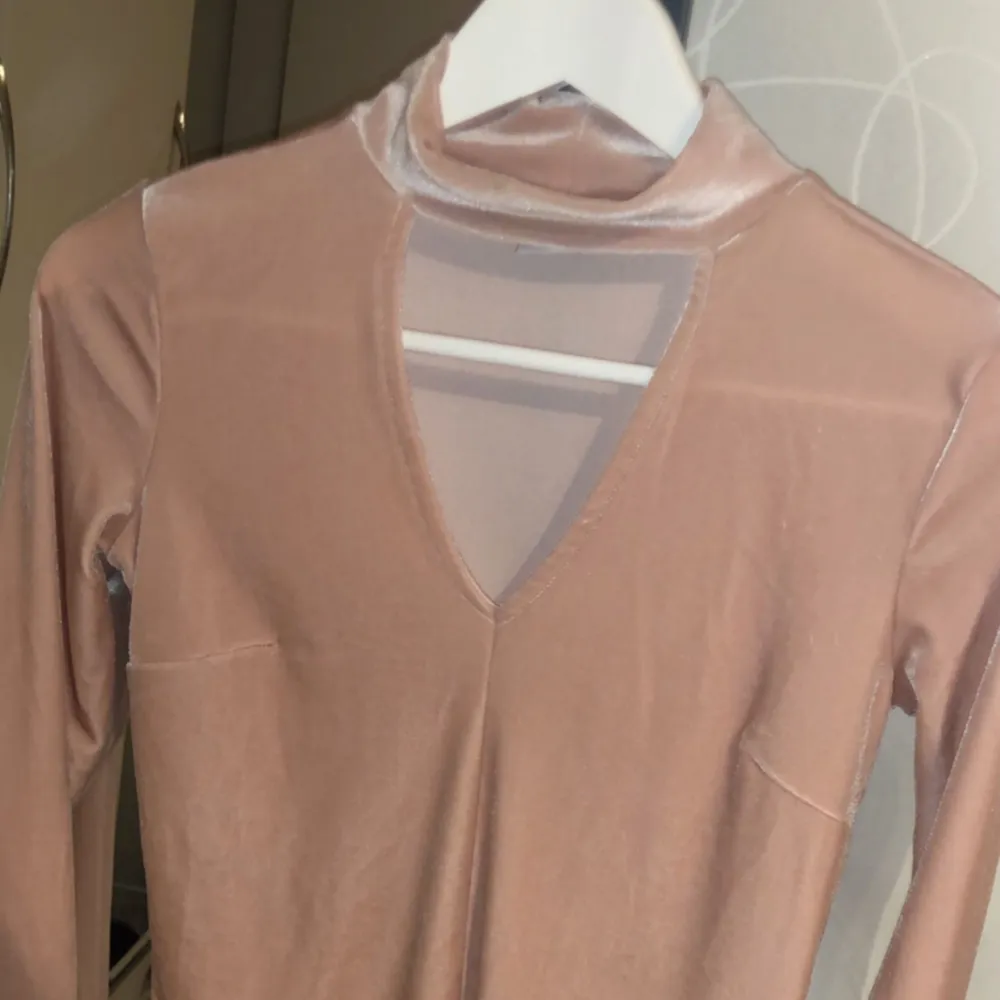 en fin rosa sammet tröja från Gina Tricot. använd ett fåtal gånger. säljer för att den inte kommer till användning.  nypris: 350 köparen står för eventuell frakt.  pris kan diskuteras . Tröjor & Koftor.