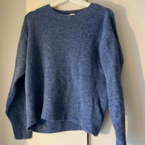  - jättemjuk mysig tröja i en såå fin blå färg! älskar att matcha denna med ett par snygga blå jeans! bra kvalitet, och säljer pga rensning i garderob😊