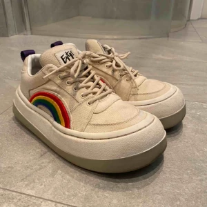  - Funderar på att sälja mina eytys i modellen ”sonic”. Dem är hela och fina! Skriv om du vill köpa :) 