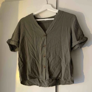  - detta gör ONT! köpte denna i tyskland i somras, men första gången jag tvättade den krympte den från en M till ca XS... älskar älskar älskar den, men hoppas att den får ett nytt hem!😊