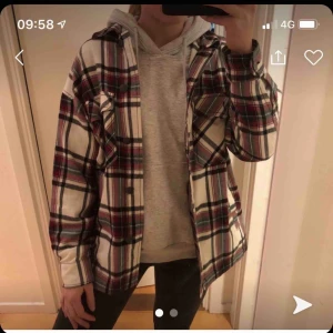  - (första bilden är inte min) As ball skjortjacka från Zara i rutigt mönster || storlek XS || i nyskick || säljer för 250kr + fraktkostnad ❗️
