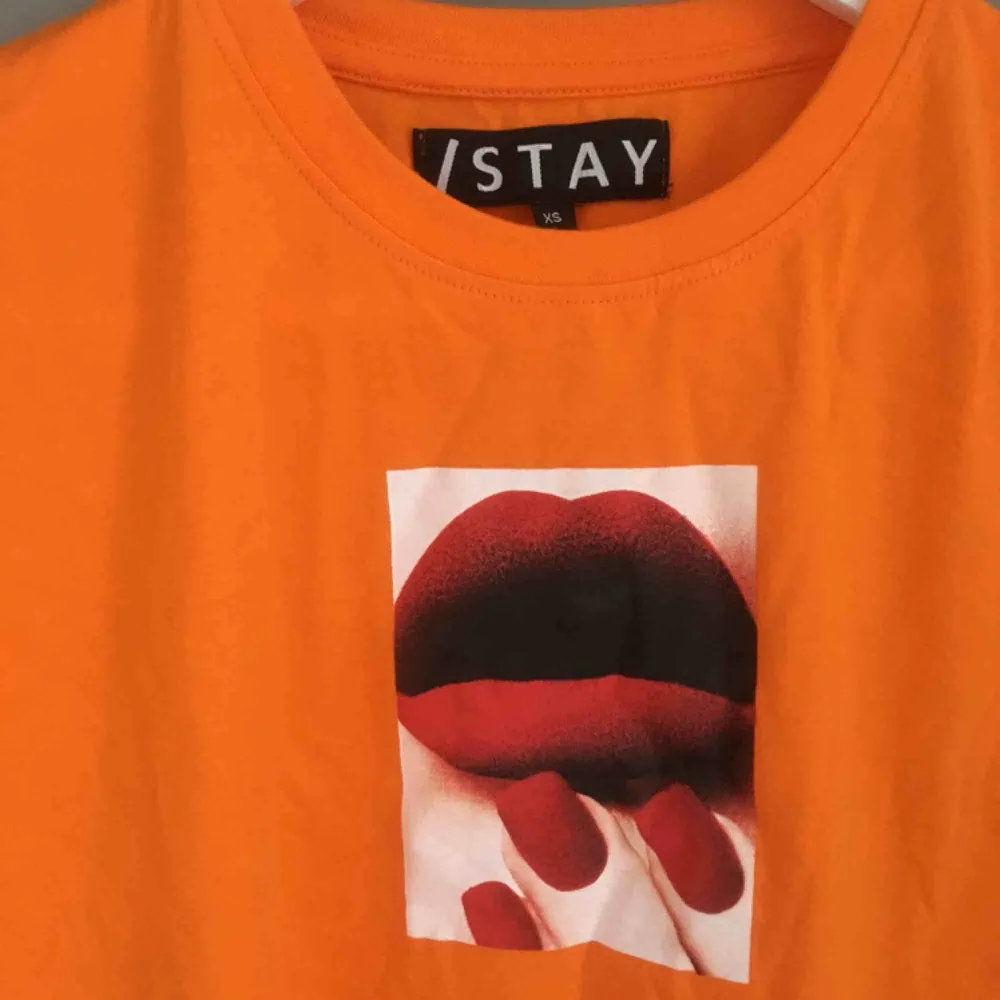 Snygg lite oversized neon orange tisha, bra skick! Köparen står för frakten:). T-shirts.