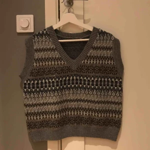  - Asmysig s.k knitted vest som passar perfekt att ha över andra plagg! Lite stor i storleken (skulle nog säga att den är S-L!), Aldrig använd och är därför i gott skick. Pris går att diskuteras.