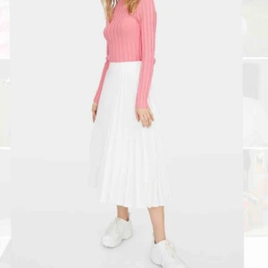  - Vit plisserad midikjol!  Superfint skick då jag använt den exakt en gång innan jag insåg att jag hatar färgen vit (men du är säkert fett snygg i det).  Referensbilden är inte tillförlitlig om du inte är svinkort som jag (kolla på modellen istället) 