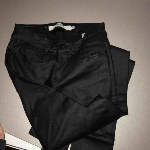  - Skit coola byxor från veromoda. Bara använda på festliga tillfällen. Som nya! Dom är stretchiga så passa från xxs upp tilö s/m.