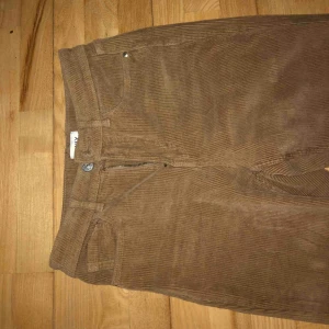  - Väldigt fina Manchester byxor i beige färg. Använd fåtal gånger då dom nu inte kommer till användning längre. Dem är från ”only”, ord pris 499kr. Storlek 34/34💫