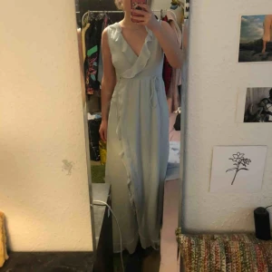  - Somrig och fin ljusblå klänning, perfekt till bal!!  Storlek 36/s, knyts ihop med två tunna snören på varsin sida, aldrig använd Köpt för 550 kr Pris kan diskuteras vid snabb affär, men frakt tillkommer 💙