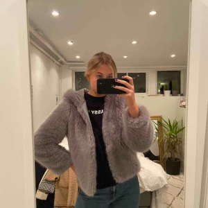  - Säljer min jättefina (FAKE) pälsjacka från STYLEADDICT! Den har aldrig kommit till användning så ser helt ny ut! Nypris ca 2 000kr!! 💕💕