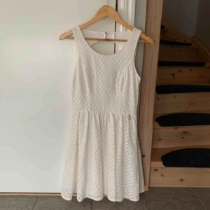  - Vit klänning perfekt till student eller skolavslutning. Använd endast 1 gång. Öppen rygg. Hör av dig om du undrar något:)