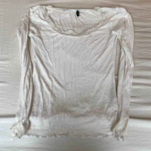  - Båtringad/off shoulder