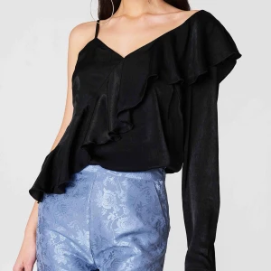  - Blus i sidentyg. Helt ny och oanvänd med prislapp kvar. Passar även en 34. Köpare står för frakt.