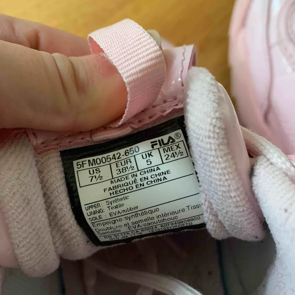 Fila disruptor i rosa lack storlek 38,5, är dock små i storleken, använda men i mycket fint skick, köpta för 900kr , mitt pris 400kr. Skor.