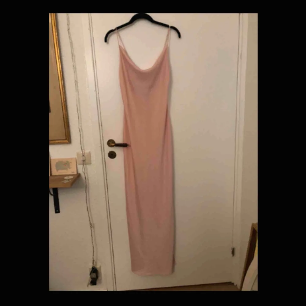 Stilren, ljusrosa klänning, perfekt till bal!!  Storlek 34/xs, slits i sidan Aldrig använd, köpt för 350 kr Priset kan diskuteras vid snabb affär, men frakt tillkommer 💕. Klänningar.