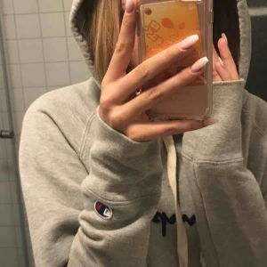  - champion hoodie köpt i usa för runt 50 dollar (500kr). aldrig använd den, storlek m och jag har storlek xs så denna sitter oversized på min men inte för mycket heller